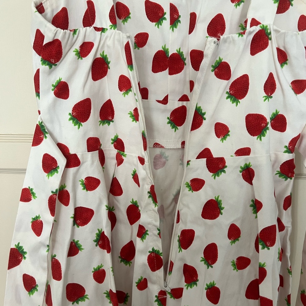 Strawberry print dress, size m, good condition, super cute - Picture 4 of 5